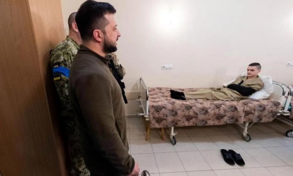 Πόλεμος στην Ουκρανία: Αιχμές Ζελένσκι κατά Μέρκελ και Σαρκοζί για «χάρες» στη Ρωσία